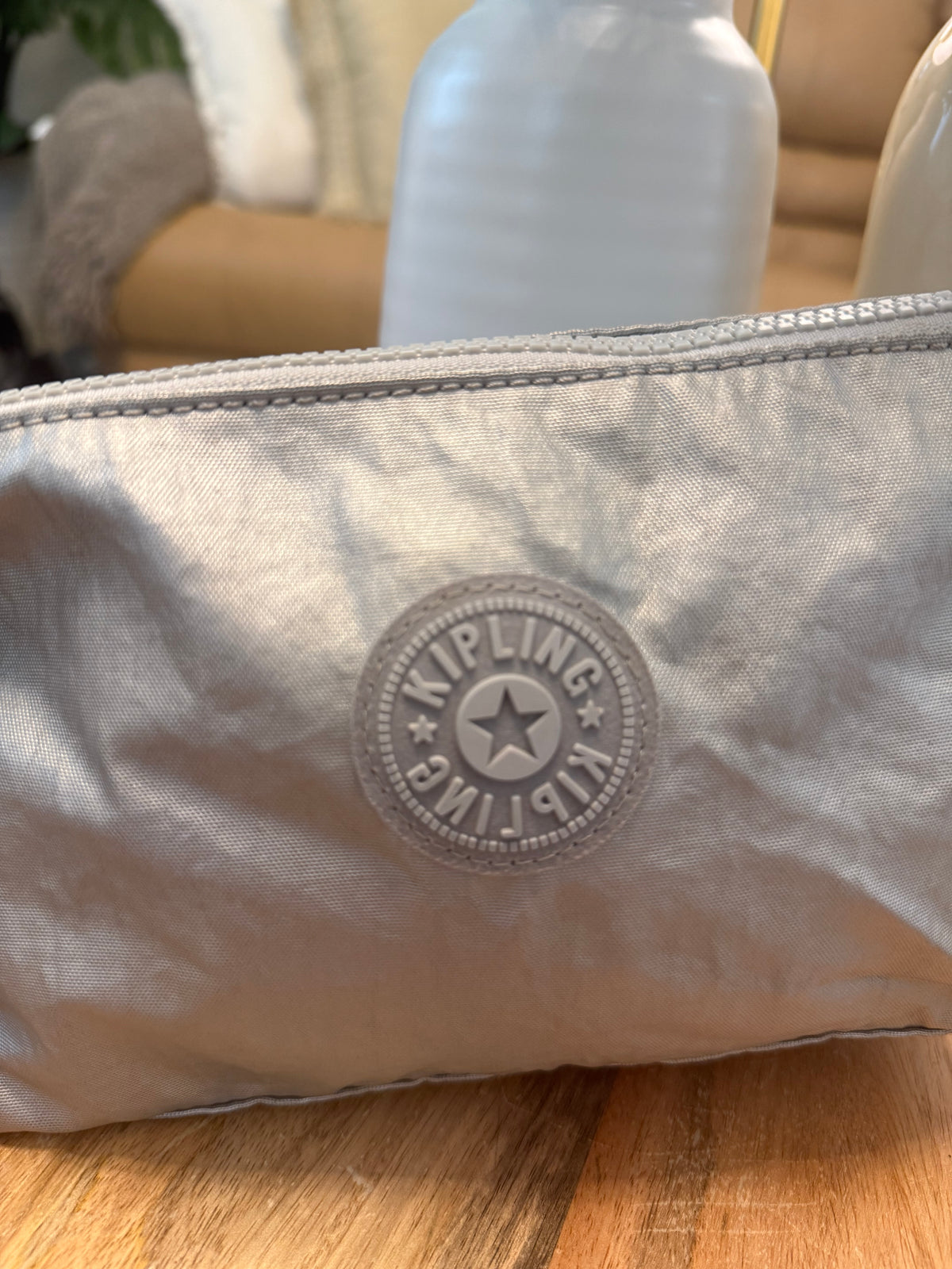 KIPLING FANCY LARGE FLAT POUCH CON CORREA DE MANO