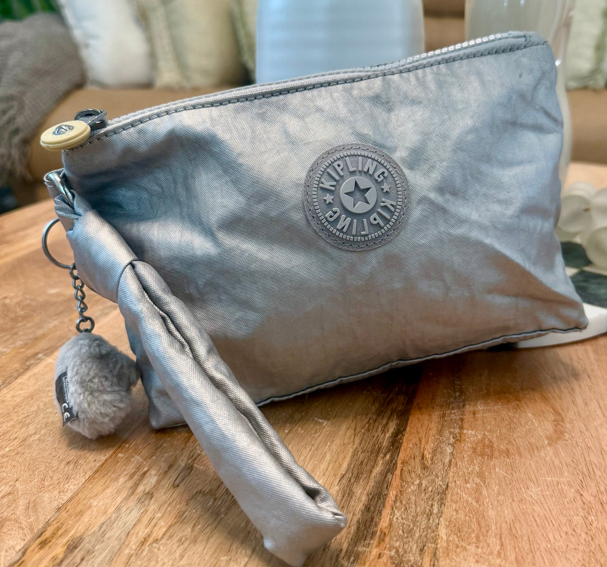 KIPLING FANCY LARGE FLAT POUCH CON CORREA DE MANO
