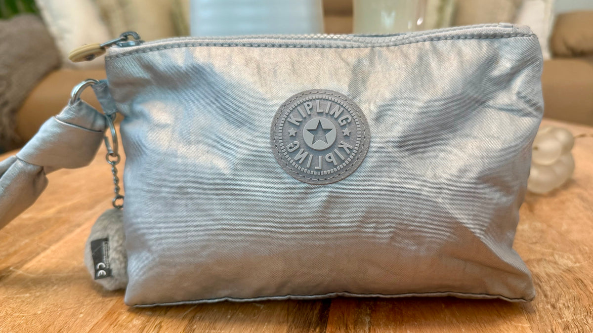 KIPLING FANCY LARGE FLAT POUCH CON CORREA DE MANO