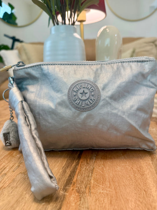 KIPLING FANCY LARGE FLAT POUCH CON CORREA DE MANO